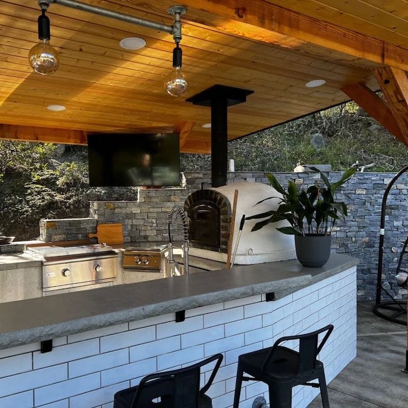 Lisboa Stone Arch Premium Pizza Oven in an outdoor kitchen/bar countertop