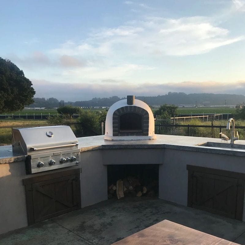 Lisboa Premium with Stone Arch Pizza Oven on an outdoor kitchen countertop