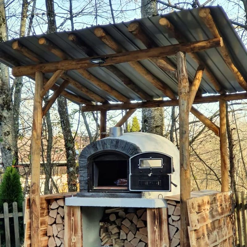 Ventura Preto Brick Oven under a DIY Open Shed